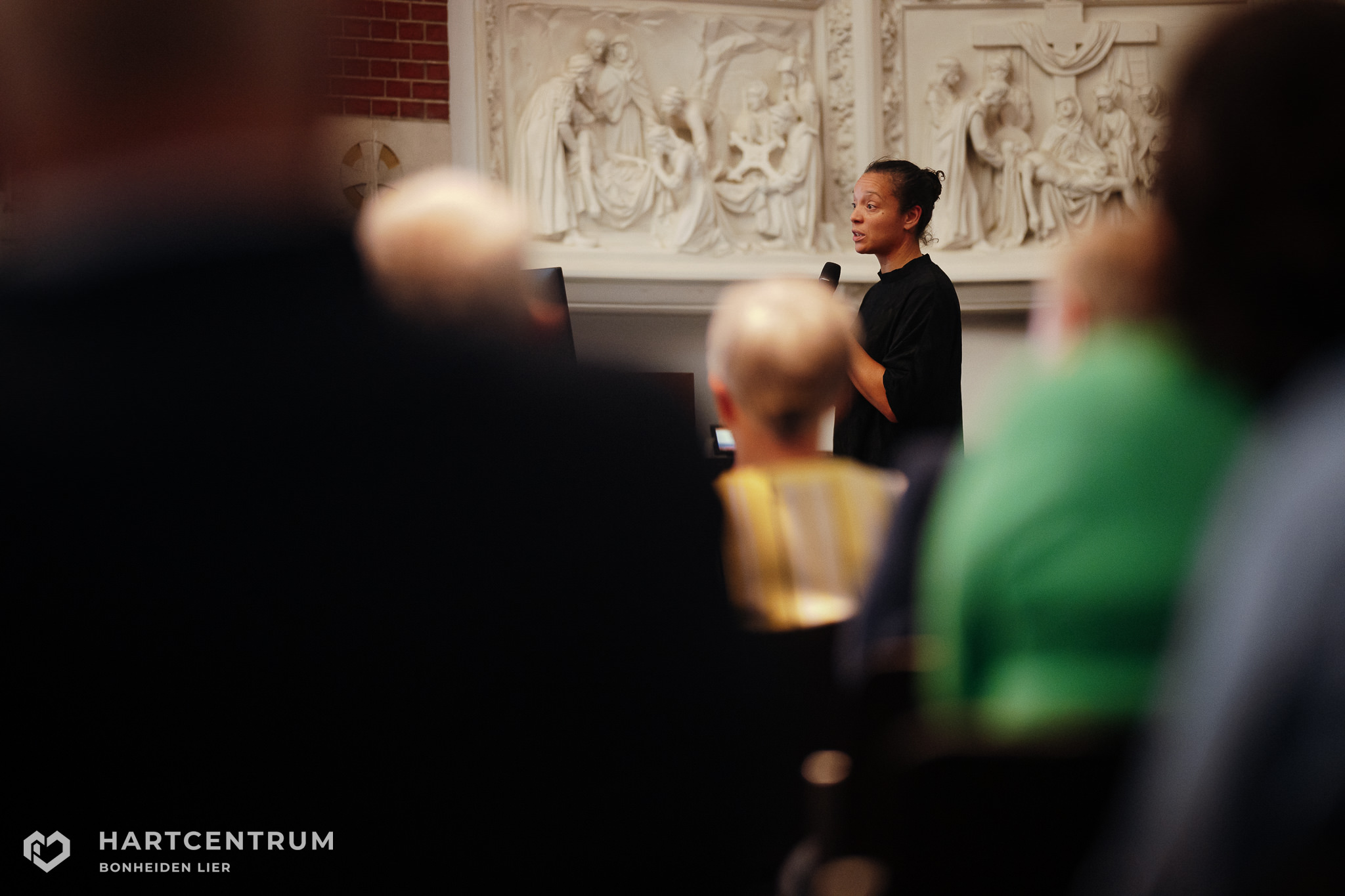 Spreker met microfoon tijdens ICD infoavond in Imelda kapel